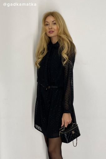 Czarna sukienka z efektowną szarfą