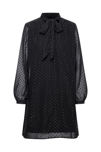 Czarna sukienka z efektowną szarfą