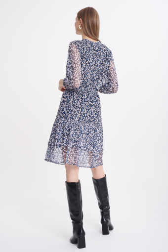 Sukienka z subtelnymi falbanami, nadruk w cętki
