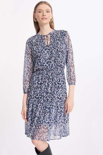 Sukienka z subtelnymi falbanami, nadruk w cętki