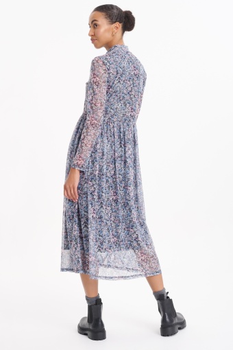 Sukienka z półgolfem, nadruk typu łączka