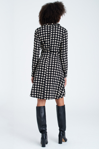 Czarna szmizjerka z wiązanym paskiem, nadruk w kropki