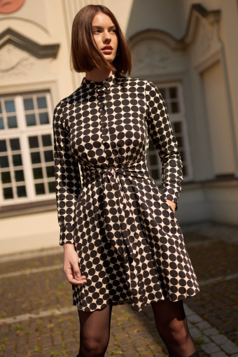 Czarna szmizjerka z wiązanym paskiem, nadruk w kropki