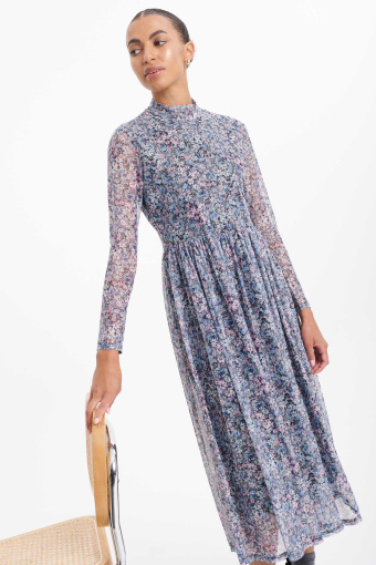 Sukienka z półgolfem, nadruk typu łączka