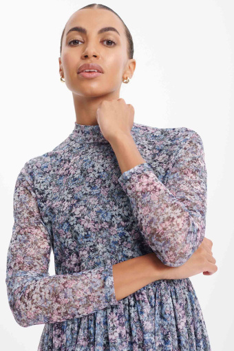 Sukienka z półgolfem, nadruk typu łączka