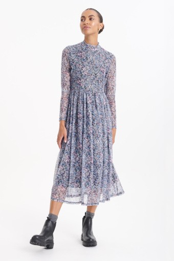 Sukienka z półgolfem, nadruk typu łączka