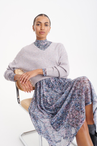 Sukienka z półgolfem, nadruk typu łączka