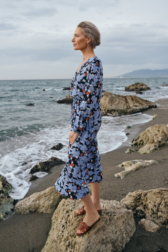 Wiskozowa sukienka midi z nadrukiem w błękitne kwiaty Wiskozowa sukienka midi z nadrukiem w błękitne kwiaty