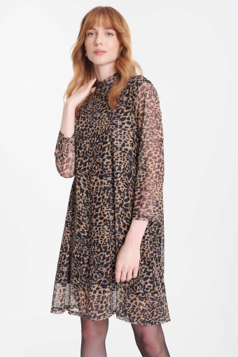 Sukienka mini z półgolfem, nadruk w cętki