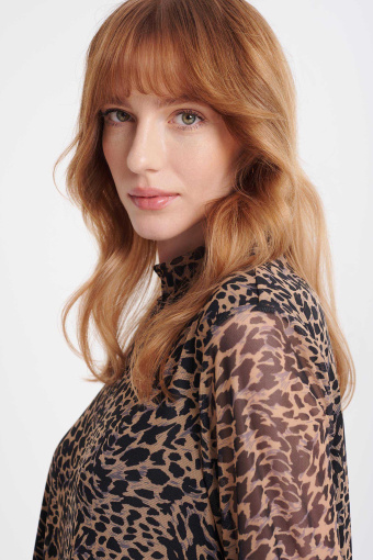 Sukienka mini z półgolfem, nadruk w cętki