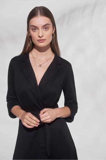 Elegancka, czarna szmizjerka midi