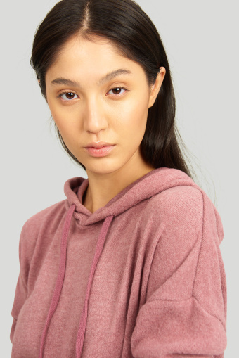 Dzianinowa sukienka z kapturem, różowa