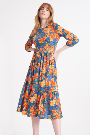 Multikolorowa sukienka z falbaną u dołu