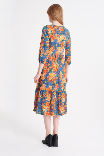 Multikolorowa sukienka z falbaną u dołu