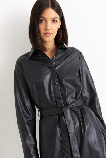 Czarna szmizjerka z ekoskóry