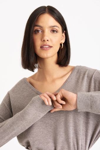 Swetrowa sukienka z dekoltem w serek, beżowa Swetrowa sukienka z dekoltem w serek, beżowa