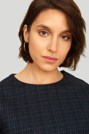 Dopasowana sukienka w kratę z paskiem w talii Dopasowana sukienka w kratę z paskiem w talii