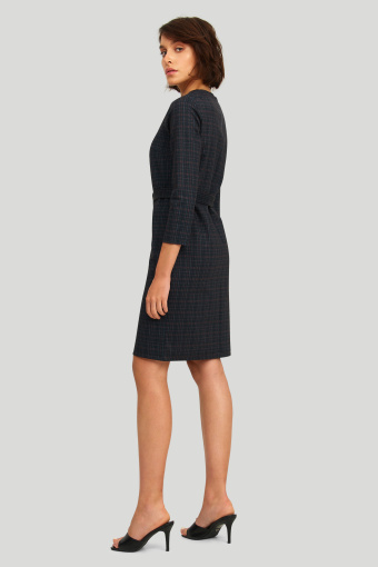 Dopasowana sukienka w kratę z paskiem w talii Dopasowana sukienka w kratę z paskiem w talii