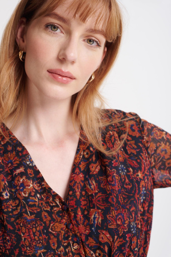 Prosta sukienka z przymarszczoną talią