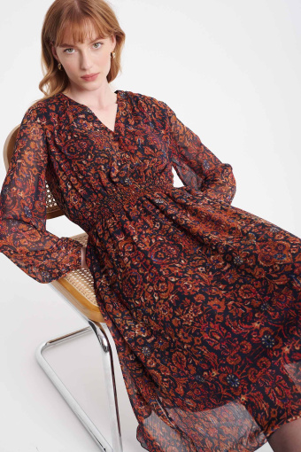 Prosta sukienka z przymarszczoną talią