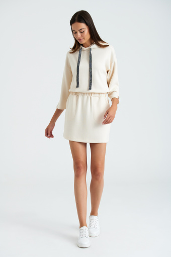 Beżowa sukienka mini z kapturem