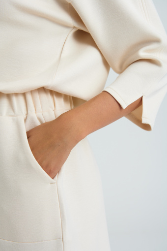 Beżowa sukienka mini z kapturem