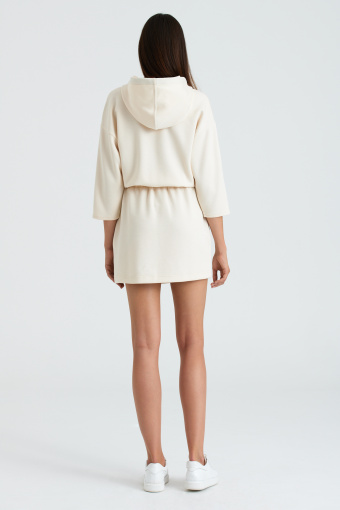 Beżowa sukienka mini z kapturem