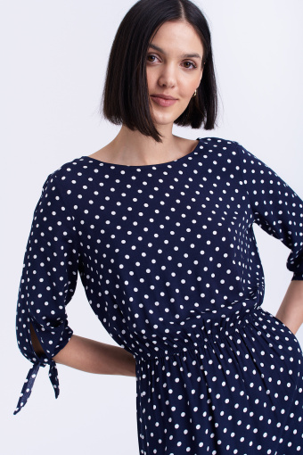Granatowa sukienka w białe kropki