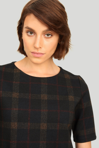 Dzianinowa sukienka przed kolano, nadruk w kratę