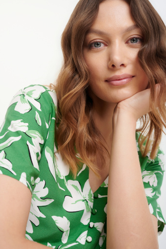 Zielona sukienka midi w kwiaty