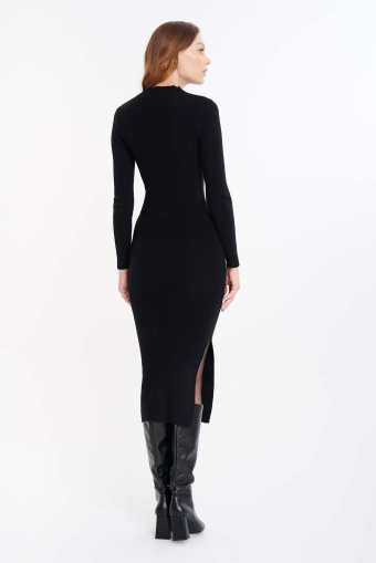 Dopasowana, swetrowa sukienka z półgolfem