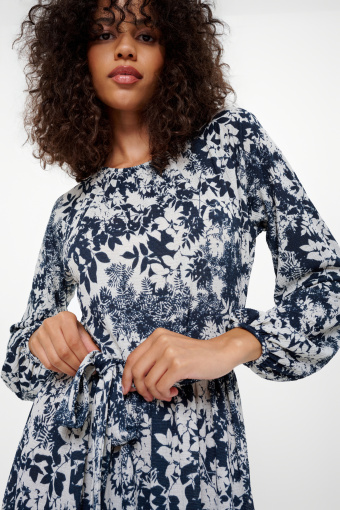 Sukienka midi w kwiatowy wzór