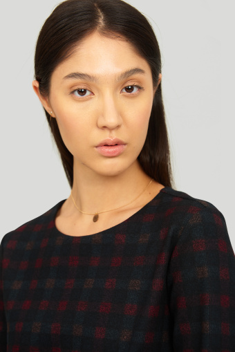 Klasyczna sukienka typu etui, nadruk w kratę