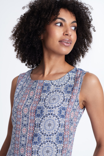 Błękitna sukienka z nadrukiem typu paisley