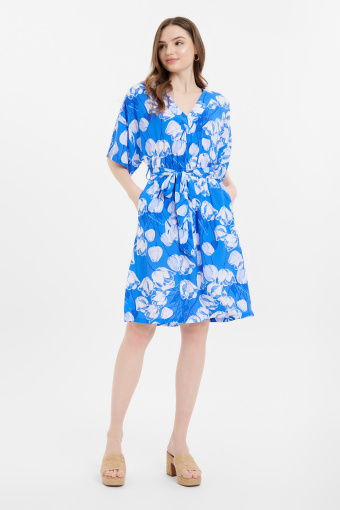 Niebieska sukienka mini w kwiaty Niebieska sukienka mini w kwiaty