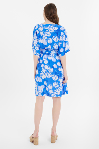 Niebieska sukienka mini w kwiaty Niebieska sukienka mini w kwiaty