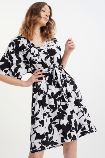 Biało-czarna sukienka w kwiaty Biało-czarna sukienka w kwiaty