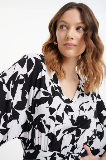 Biało-czarna sukienka w kwiaty Biało-czarna sukienka w kwiaty