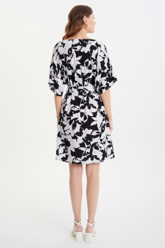 Biało-czarna sukienka w kwiaty Biało-czarna sukienka w kwiaty