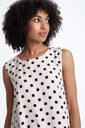 Prosta, kremowa sukienka w groszki