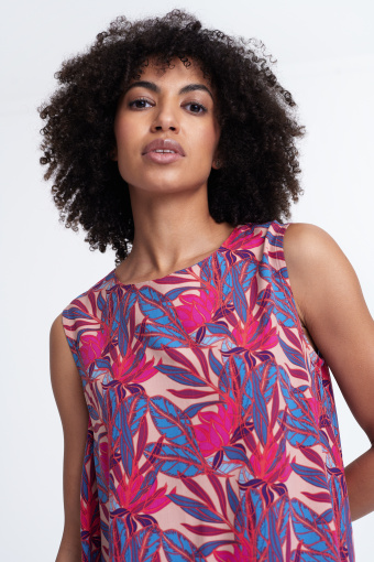 Sukienka w różowo-niebieskie kwiaty