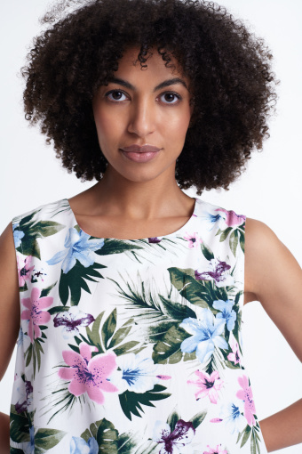 Biała sukienka z kolorowym nadrukiem