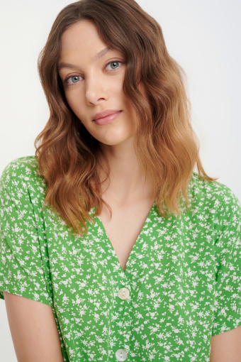 Zielona sukienka mini w drobne kwiaty