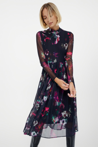 Efektowna printowana  sukienka z półgolfem