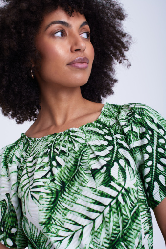 Sukienka z dekoltem typu carmen, roślinny nadruk