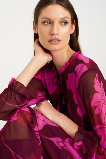 Stylowa sukienka z falbanami, nadruk w różowe kwiaty