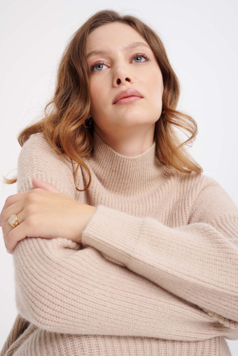 Beżowa sukienka z prążkowanej dzianiny