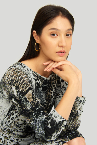 Dzianinowa, szara sukienka ze zwierzęcym nadrukiem