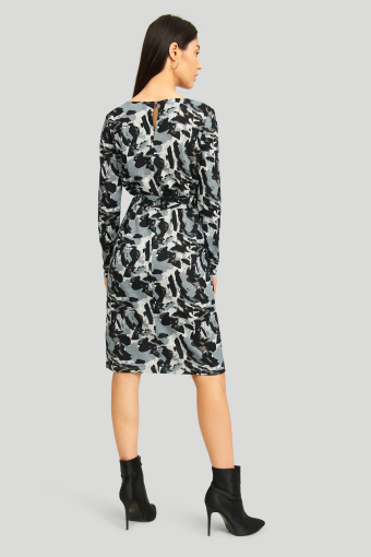 Dopasowana sukienka z czarno-szarym printem Dopasowana sukienka z czarno-szarym printem