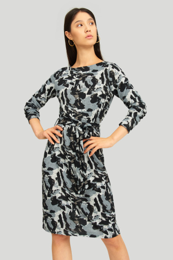 Dopasowana sukienka z czarno-szarym printem Dopasowana sukienka z czarno-szarym printem